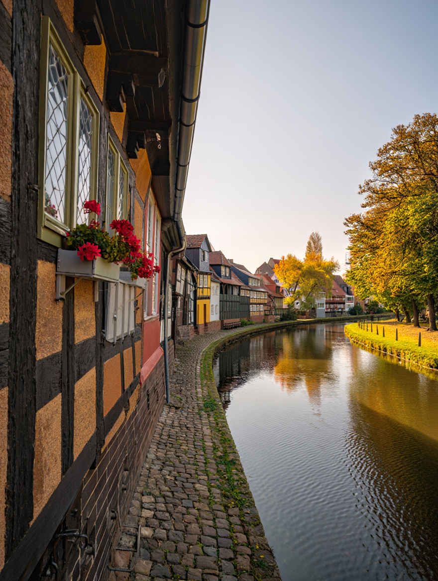 Malerisches deutsches Dorf im Herbst — bunte Fachwerkhäuser am Fluss