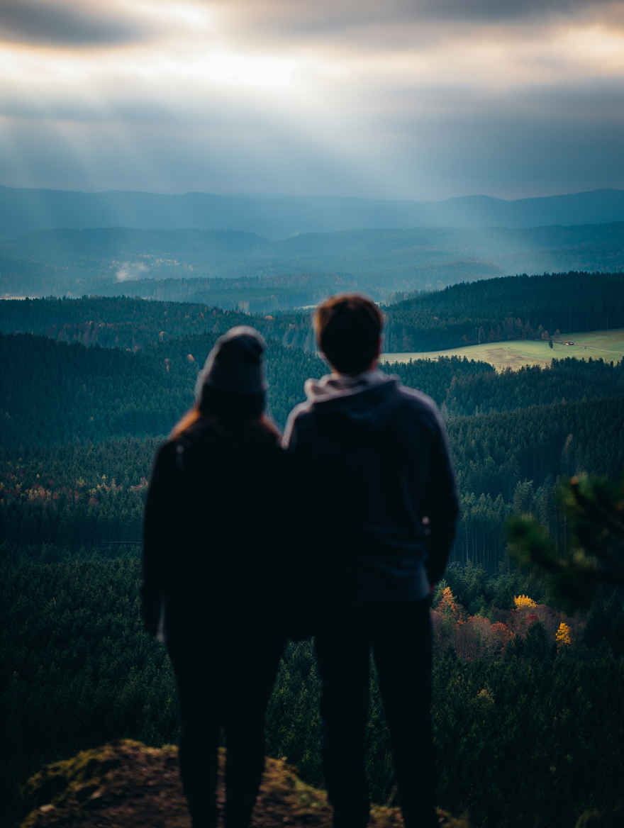 Reisende betrachten die herbstliche Landschaft des Schwarzwaldes von einem Aussichtspunkt